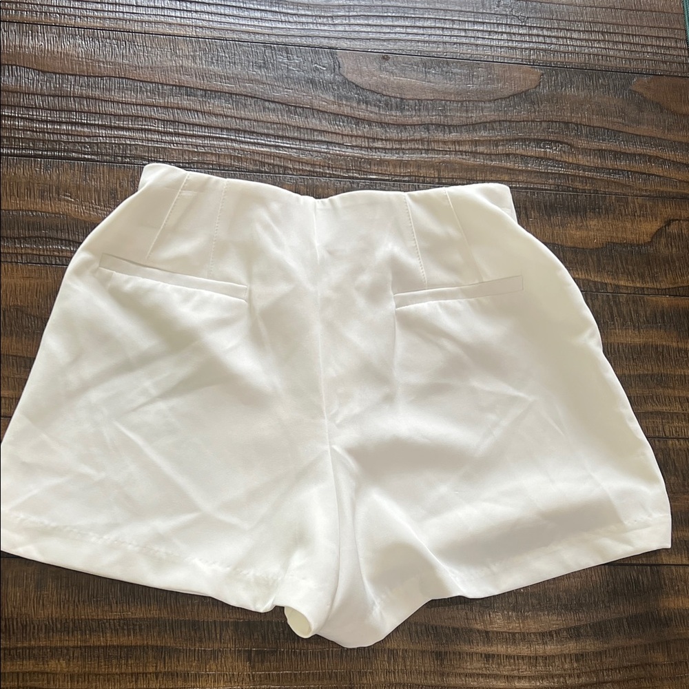 Boutique White Shorts - Picture 4 of 5